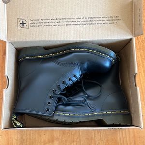 Dr. Martens 1460 boots in black smooth leather (like new!)